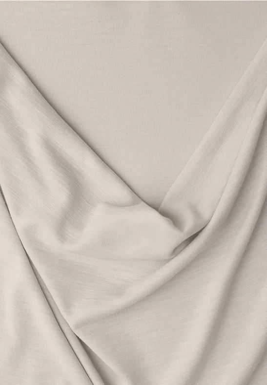 Helles beige Stofftuch mit weichen Falten und feiner Struktur