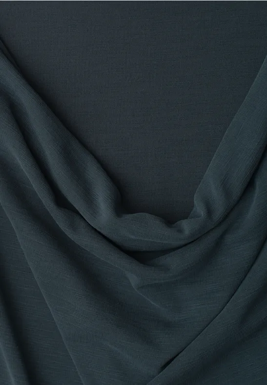 Dunkelgrauer, sanft drapierter Stoff mit weichen Falten.