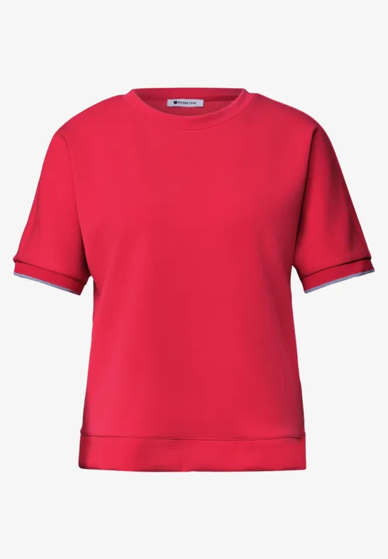 Een simpel rood shirt met korte mouwen en ronde hals.