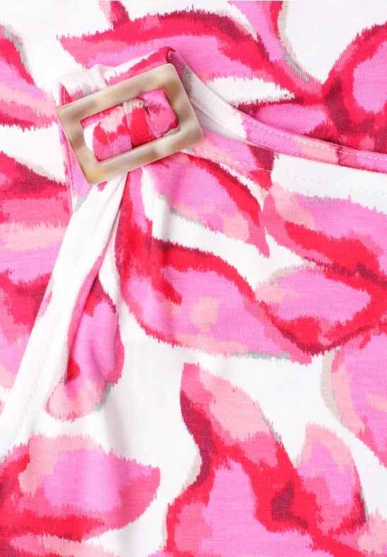 Witte jurk met roze-rode aquarelprint en lichte houten riemgesp