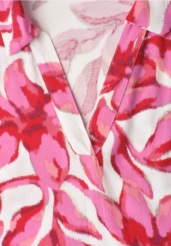 Encolure en V blanche avec motif floral aquarelle rose et rouge.