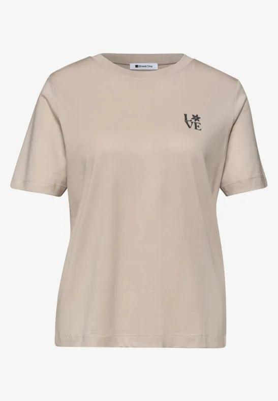 Beige T-shirt met ronde hals en klein zwart logo op de borst.