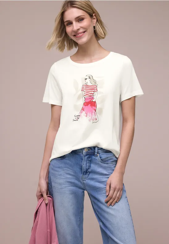 Frau in weißem T-Shirt mit pinkem Motiv, blauen Jeans und pinker Tasche.