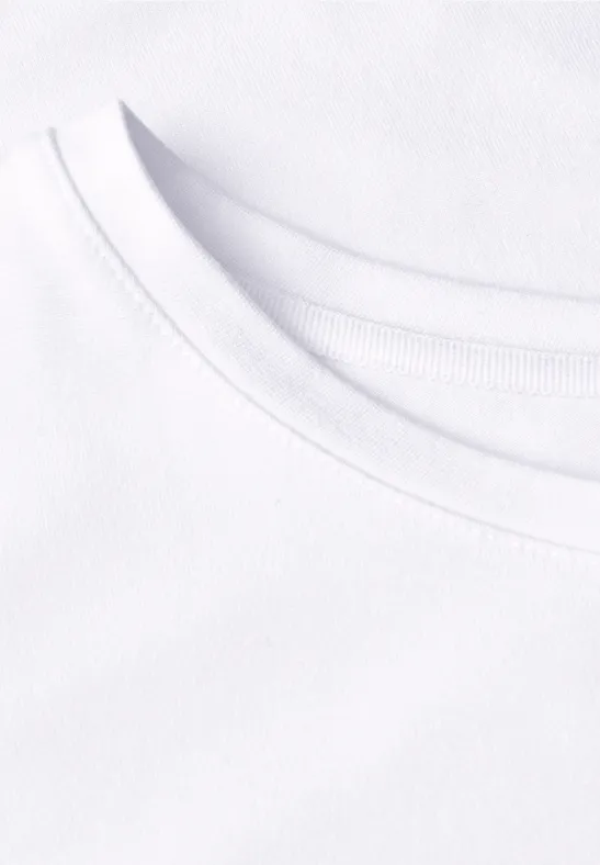 Weißes T-Shirt mit rundem Halsausschnitt.