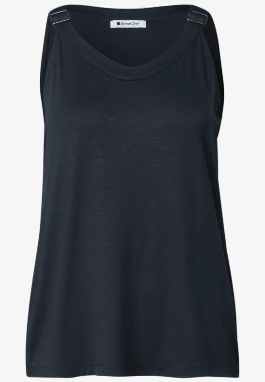 Donkerblauw, mouwloos tanktop van licht stof met een ronde halslijn.