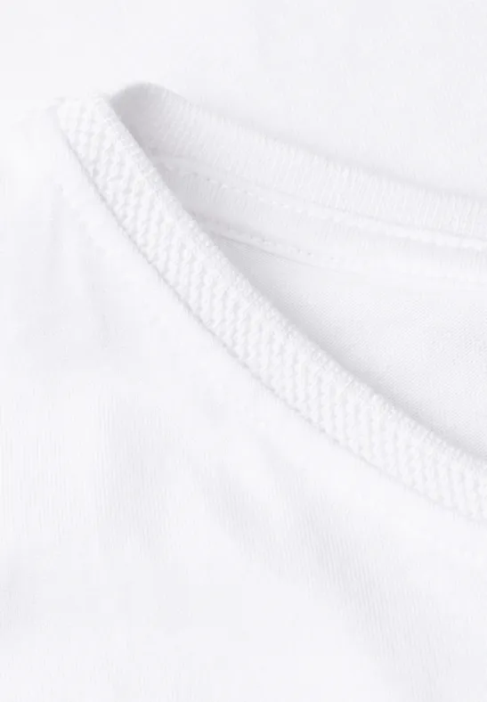 Close-up van de witte ronde hals van een t-shirt.