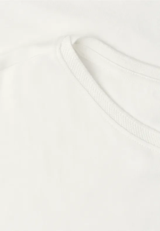 Nahaufnahme eines weißen T-Shirts mit Rundhalsausschnitt