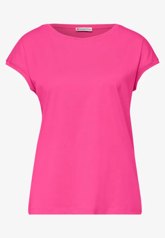 Ein schlichtes pinkes T-Shirt mit kurzen Ärmeln und rundem Ausschnitt.
