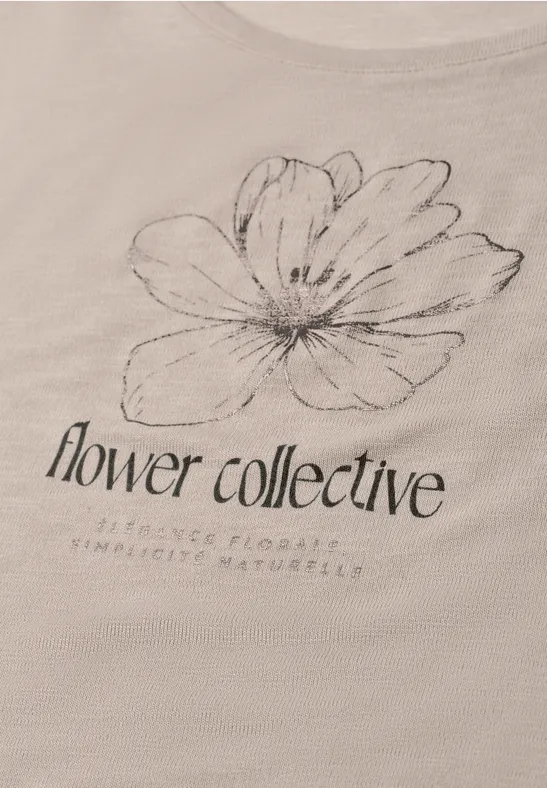 T-shirt beige avec dessin floral esquissé et lettrage 'flower collective'.