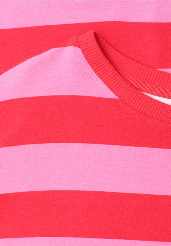 Rotes und pinkes gestreiftes Shirt mit Rundhalsausschnitt.