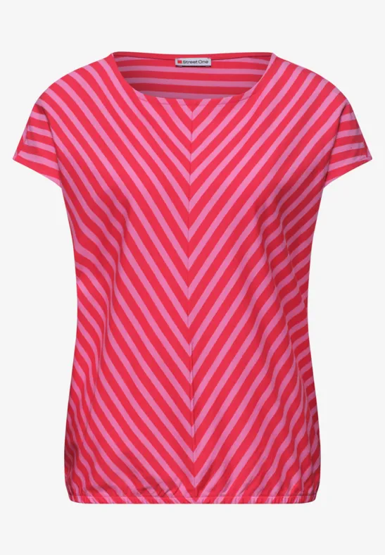 Ein pinkes T-Shirt mit diagonalen Streifen, die in der Mitte ein V-Muster bilden.
