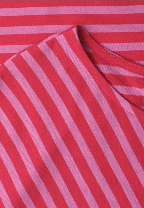 Rotes Shirt mit hellrosa Querstreifen und rundem Ausschnitt