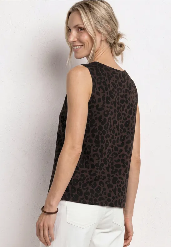 Rückansicht einer Frau in ärmellosem Top mit Braun-Schwarz-Leopardenmuster, lässiger Stil.