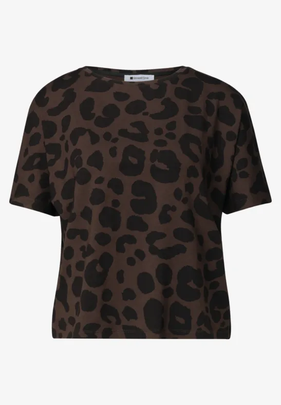 T-shirt marron à manches courtes avec motif taches noires irrégulières.