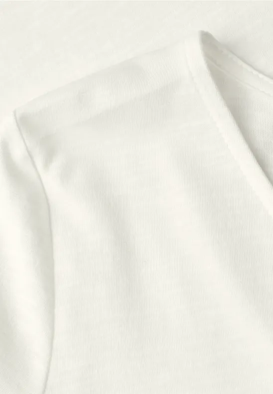 Nahaufnahme eines weißen T-Shirts mit V-Ausschnitt