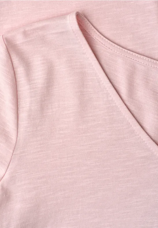 Close-up van een lichtroze T-shirt van fijn gestructureerd katoen met V-hals