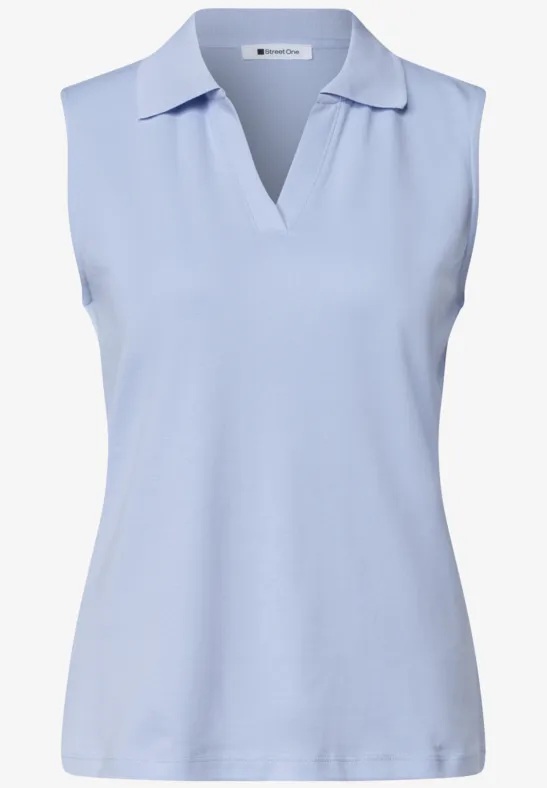 Polo sans manches pour femme bleu clair avec col en V et col à revers.