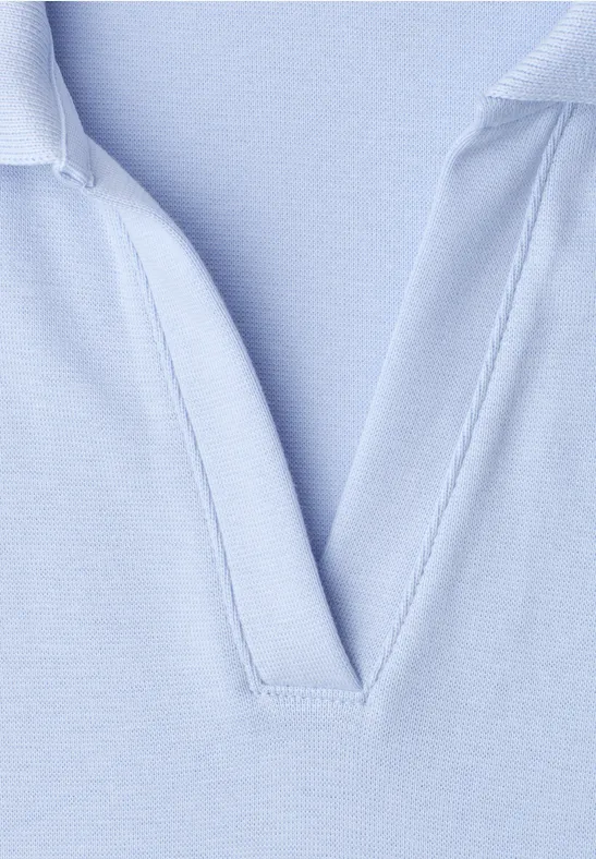 Gros plan d’un t-shirt bleu clair avec col en V en tissu uni