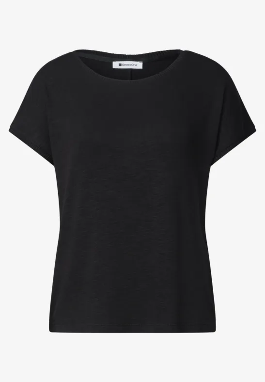 Schlichtes schwarzes T-Shirt mit kurzen Ärmeln und rundem Ausschnitt.