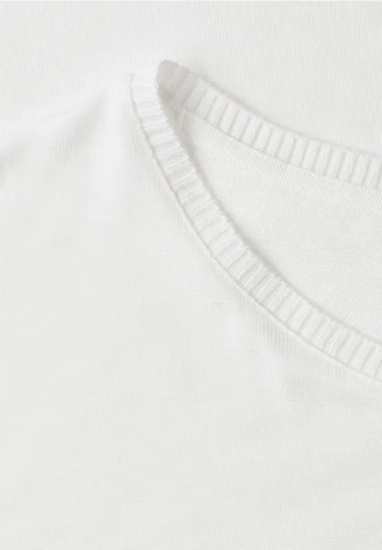 Detailaufnahme eines weißen T-Shirts mit Rundhalsausschnitt.