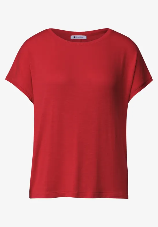 Rode T-shirt met korte mouwen en ronde hals.
