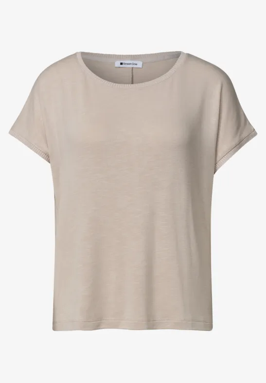 Eenvoudig beige dames T-shirt met korte mouwen en ronde hals.