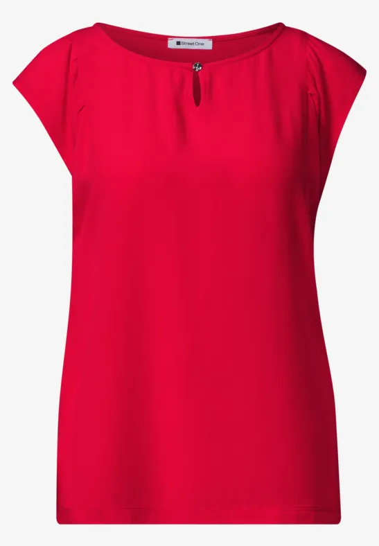 Rood damestop met korte mouwen en klein split bij de ronde hals.