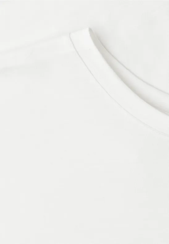 Close-up van een wit T-shirt met ronde hals.