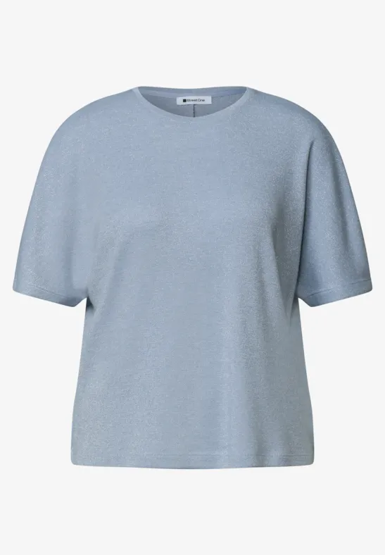 T-shirt bleu clair, coupe ample avec col rond et manches courtes, style épuré et décontracté.