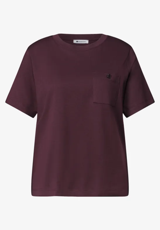 Een casual, donkerpaarse T-shirt met korte mouwen en borstzakje.