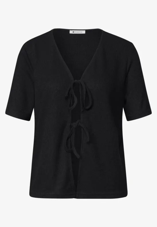 Zwarte korte gebreide cardigan met korte mouwen en twee striksluitingen aan de voorkant.
