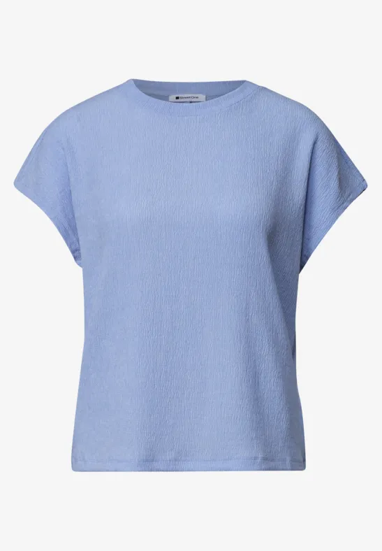 T-shirt féminin bleu clair à manches courtes et encolure ronde.