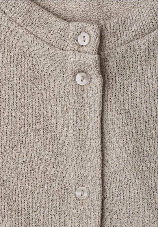 Beige gebreid vest met ronde hals en drie witte knopen.