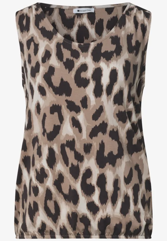 Mouwloos topje met beige-bruin luipaardprint.