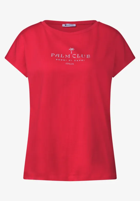 Een rood dames T-shirt met de witte tekst 'Palm Club' op de borst.