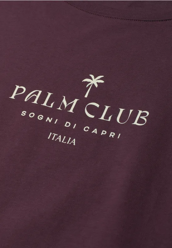 Een bordeaux T-shirt met 'Palm Club', een palmbomenlogo en 'Sogni di Capri Italia'.