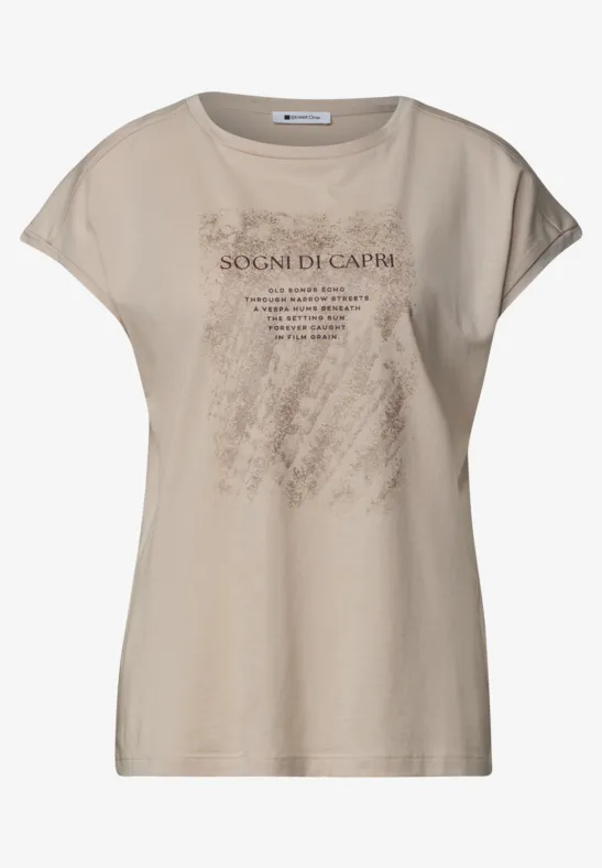 Beige dames-T-shirt met korte mouwen en subtiele tekstprint op de voorkant.