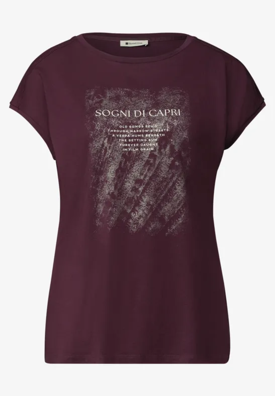 Bordeaux T-shirt met ronde hals, bedrukt met 'SOGNI DI CAPRA' en een abstract krabbels-patroon.