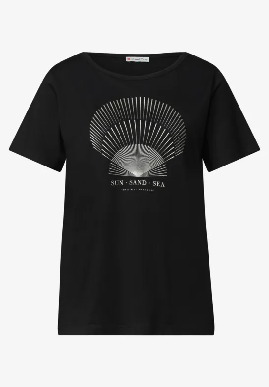 Schwarzes T-Shirt mit halbrunder Sonnengrafik und dem Schriftzug „SUN·SAND·SEA“ vorne.