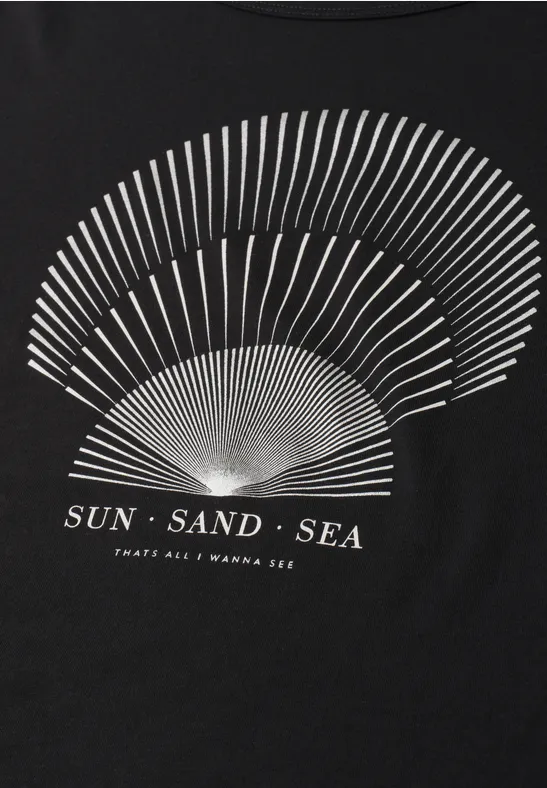 Schwarzes T-Shirt mit weißer, abstrakter Muschelspirale und 'SUN · SAND · SEA'-Aufdruck.