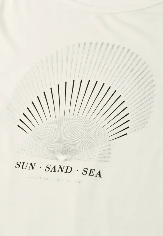 Beiges T-Shirt mit minimalistischem Halbkreis-Design und Schriftzug 'SUN · SAND · SEA'.