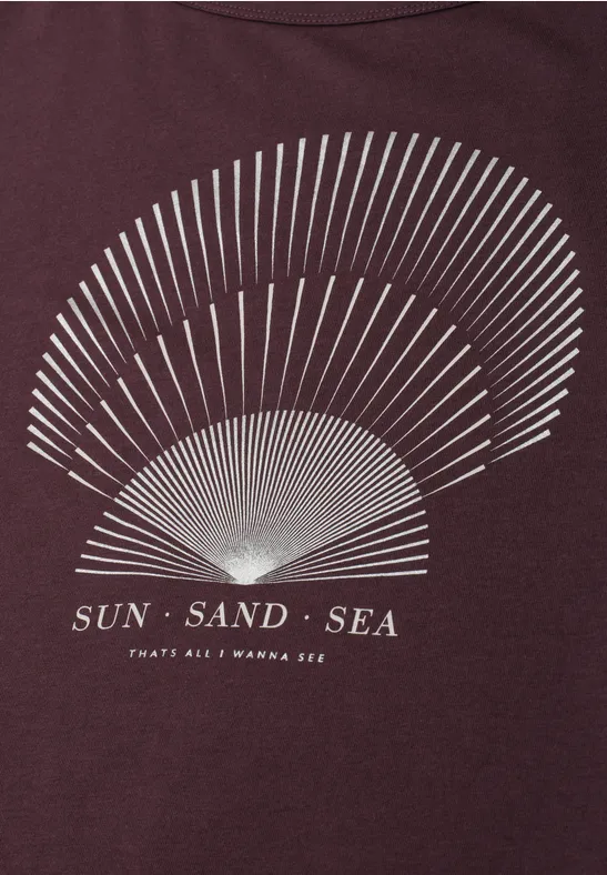 Donkerrood T-shirt met minimalistische schelpgrafiek van lijnen en opschrift "SUN · SAND · SEA".