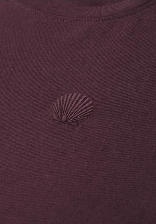 Dieprood shirt met een subtiel geborduurde schelp in het midden