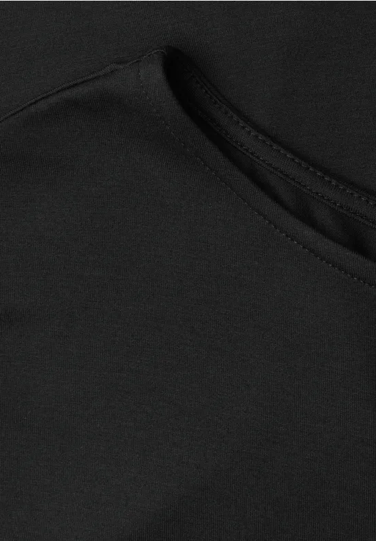 Close-up van een zwart T-shirt met zichtbare naad
