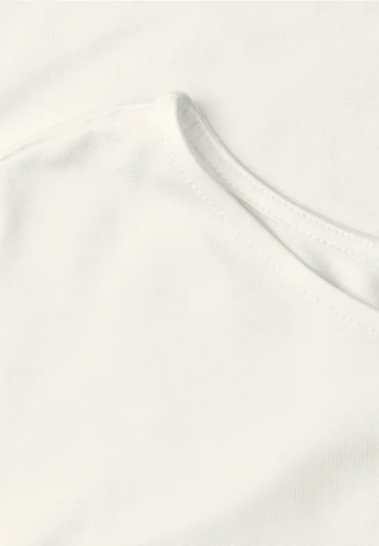 Wit T-shirt met ronde hals, eenvoudig en minimalistisch.