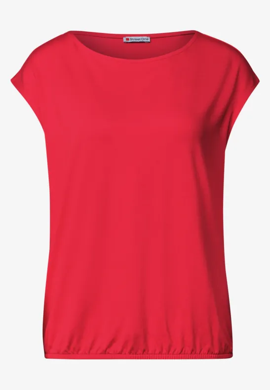 Een eenvoudig rood damesshirt met korte mouwen en een elastische zoom.