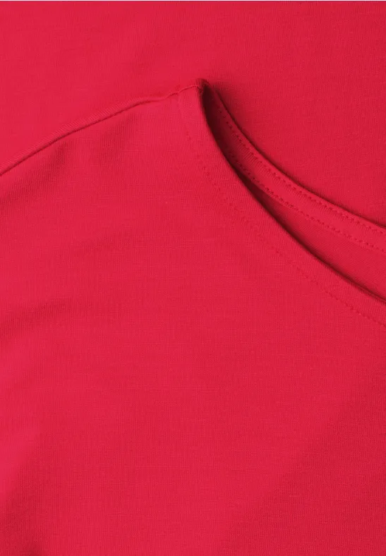 Close-up van een rode T-shirt met ronde hals.