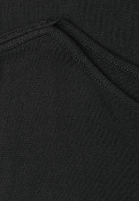 Nahaufnahme einer schwarzen Stofftasche mit sichtbarer Naht.
