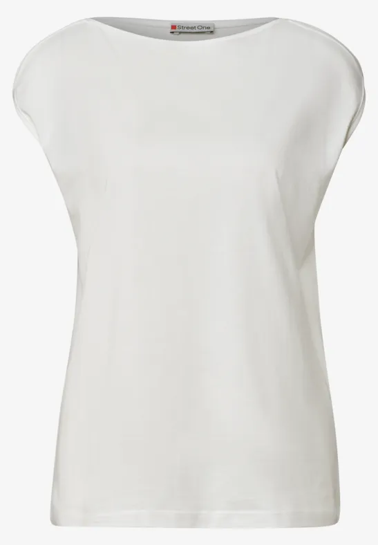 Ein schlichtes, weißes Damenshirt mit kurzen überschnittenen Ärmeln und Rundhalsausschnitt.