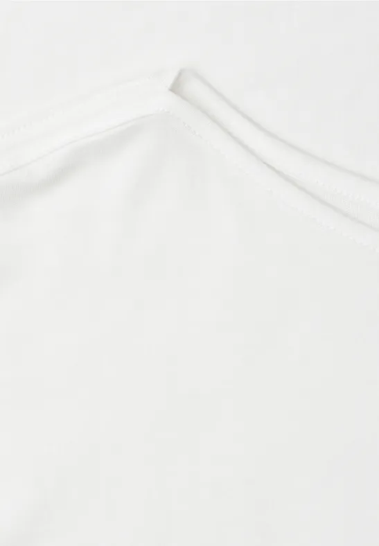 Nahaufnahme eines weißen T-Shirt-Ausschnitts mit sichtbarer Naht